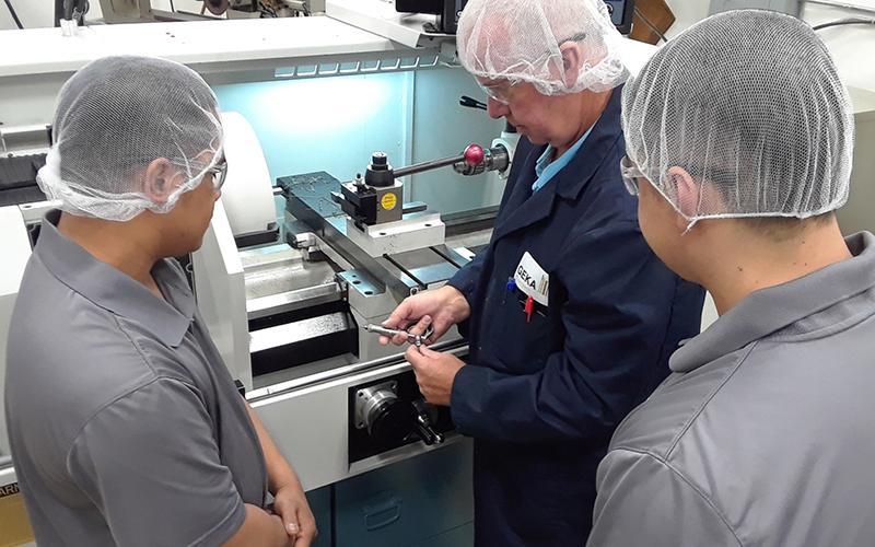 IST apprentices look at machinery