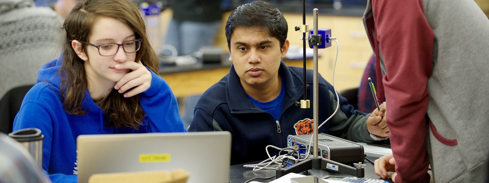 Students working together on a computer in the physics lab.